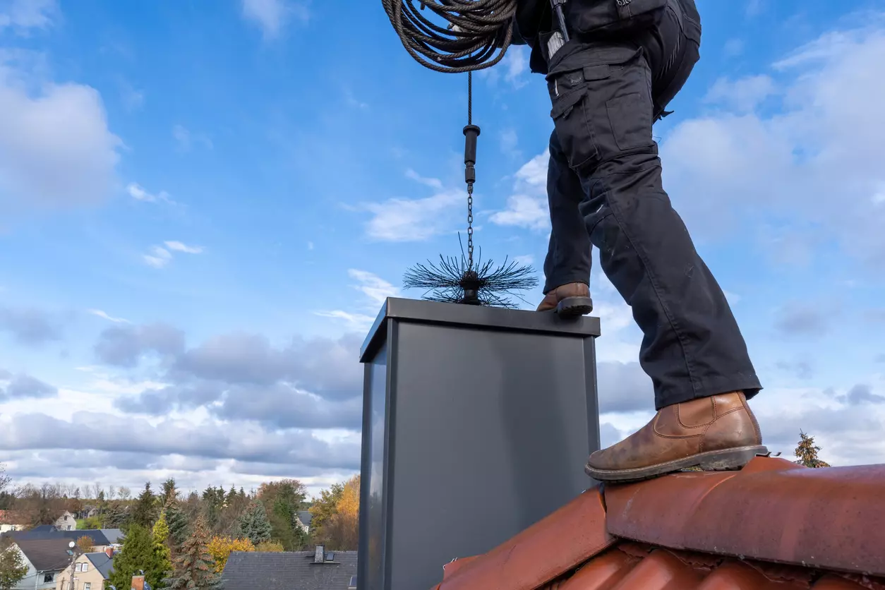 Ramonage d'une cheminée sur toiture